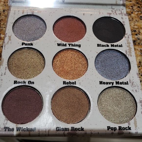 Glam Metals Eyeshadow Palette & Smoky Eyeliner - Picture 3 of 8
